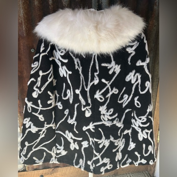 Radzoli Black/White Boucle poncho Faux fur collar-size S ( poncho fit) - Picture 3 of 7
